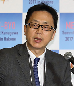 写真：鄭 雄一 氏